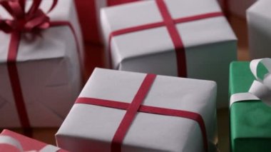 Beyaz ve kırmızı kurdele ile sarılmış hediye kutuları üzerinden hareket yakın çekim