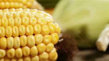 Taze tatlı mısır koçanı tablo boyunca hareketinin yakın çekim