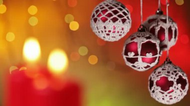 Noel baubles kırmızı candels bulanık yanıp sönen ışıklar arka plan üzerinde asılı, yakın çekim