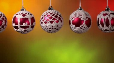 Kırmızı Noel baubles bulanık arka plan üzerinde asılı, yakın çekim