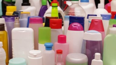 Renkli plastik şişe boyunca hareketinin yakın çekim 