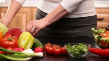 sebze salataya yağ boşaltma kadın elini Yakınlaştır