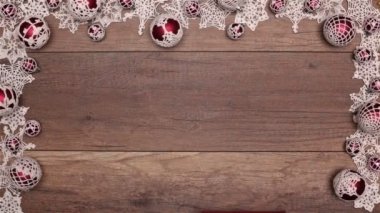 Noel hediyesi ahşap masa üzerinde mevsimlik çerçevesindeki açılış eller Üstten Görünüm