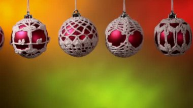 Kırmızı Noel baubles bulanık arka plan üzerinde asılı, yakın çekim