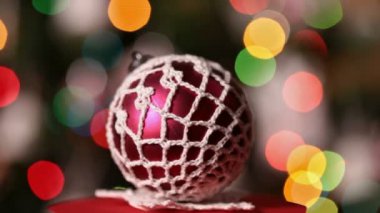 Bulanık Noel ışıkları arka plan üzerinde dönen Noel top yakın çekim