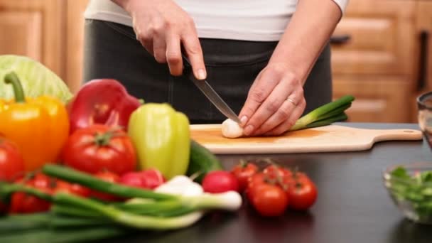 Zblízka Pohybu Podél Žena Ruce Sekání Mladé Cibule Plátky — Stock video