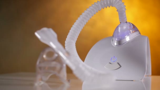 Primer Plano Del Dispositivo Inhalador Nebulizador Encendido Apagado Mano Con — Vídeos de Stock