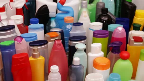 Primer Plano Del Movimiento Largo Coloridas Botellas Plástico — Vídeos de Stock