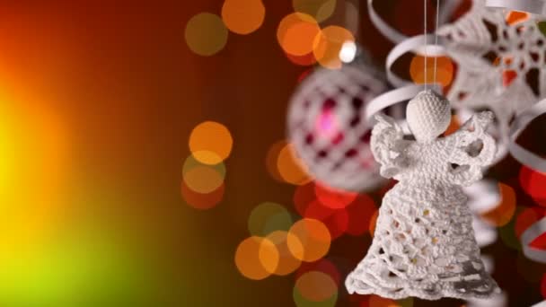 挂在闪烁模糊灯光背景的圣诞装饰品 — 图库视频影像