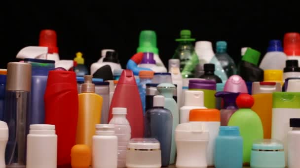 カラフルなプラスチック製のボトルに沿った移動のクローズ アップ — ストック動画