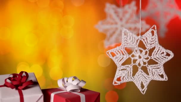 Close Van Kerstcadeaus Gehaakte Decoraties Onscherpe Achtergrond Voor Knipperende Lichten — Stockvideo