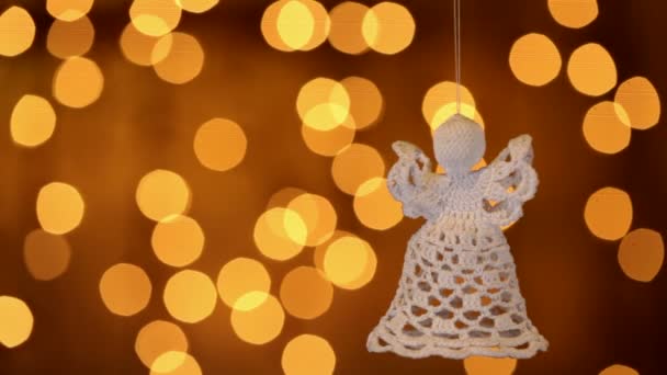 Twee Haakwerk Kerst Engelen Decoratie Opknoping Achtergrond Wazig Lights — Stockvideo