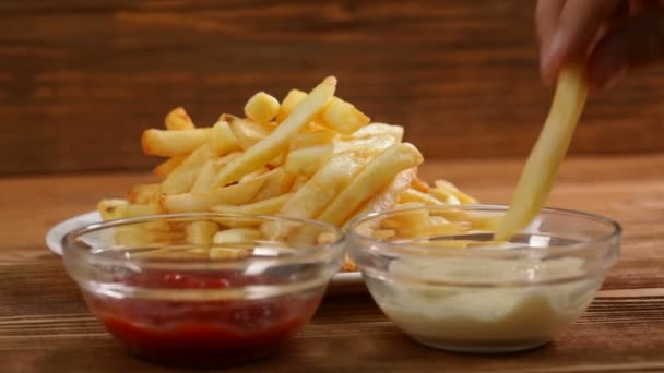 Närbild Manliga Och Kvinnliga Händer Tar Pommes Frites Från Tallrik — Stockvideo