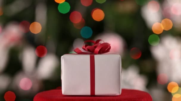 Close Van Kerstcadeau Met Rood Lint Onscherpe Achtergrond Van Kerstmis — Stockvideo