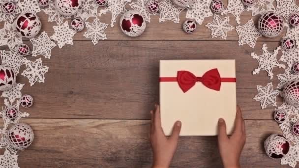 Vista Superior Las Manos Abriendo Regalo Navidad Con Galletas Dentro — Vídeo de stock