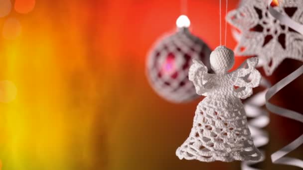 圣诞装饰挂在闪烁的模糊灯光背景 — 图库视频影像