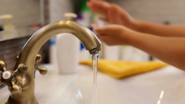 Nahaufnahme Von Mädchen Beim Händewaschen Und Trocknen Mit Handtuch Badezimmer — Stockvideo