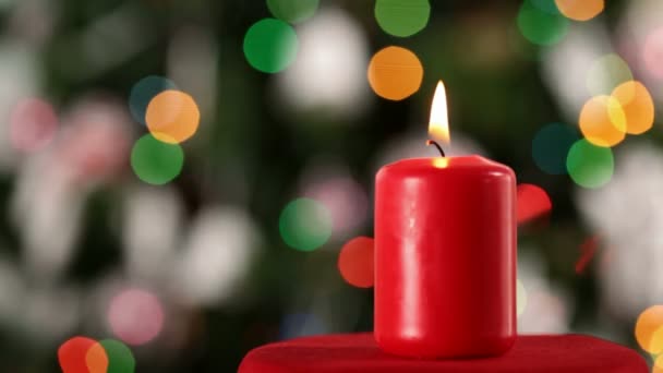Primo Piano Candela Natale Che Brucia Sfondo Luci Lampeggianti Offuscate — Video Stock
