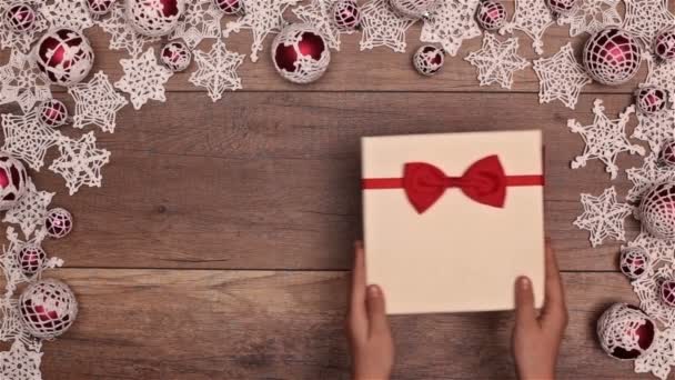 Vista Dall Alto Delle Mani Apertura Natale Presente Disegno Abete — Video Stock