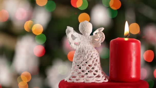 Primer Plano Ganchillo Ángel Navidad Vela Encendida Sobre Fondo Luces — Vídeos de Stock