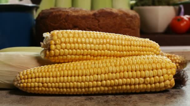 Sicht Der Bewegung Frische Maiskolben Auf Dem Tisch Mit Brot — Stockvideo