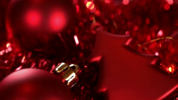 Крупним Планом Рух Над Червоними Різдвяними Іграшками Мішурою Гірляндою — стокове відео