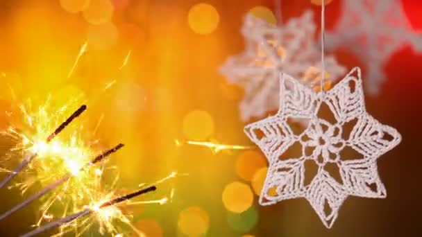 Menutup Kembang Api Natal Dan Dekorasi Dengan Latar Belakang Kabur — Stok Video
