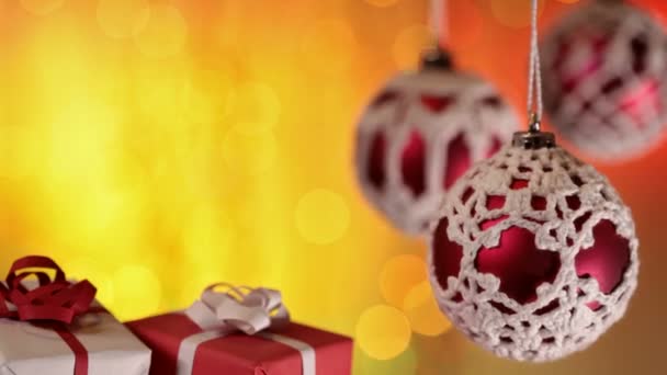 Nahaufnahme Von Christbaumkugeln Die Der Nähe Von Geschenkboxen Auf Gelbem — Stockvideo