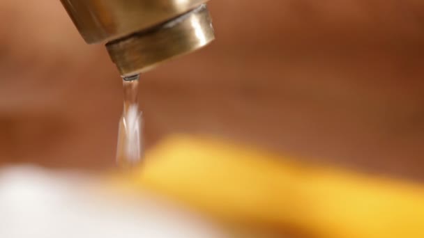 Nahaufnahme Der Hand Und Aus Dem Wasserhahn Auf Verschwommenem Hintergrund — Stockvideo