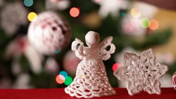 在圣诞装饰和手上的运动关闭了模糊闪烁的灯光背景的玩具 — 图库视频影像