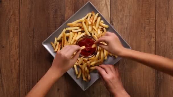 Lapso Tempo Mãos Masculinas Femininas Tomando Batatas Fritas Placa Mergulhando — Vídeo de Stock