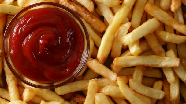 Vista Superior Manos Femeninas Masculinas Tomando Papas Fritas Sumergiéndose Ketchup — Vídeos de Stock