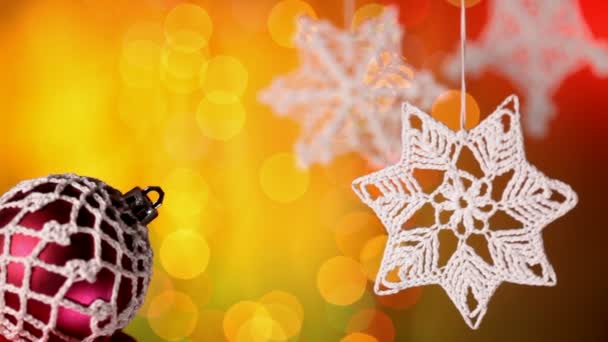Primer Plano Adornos Navidad Decoraciones Ganchillo Sobre Fondo Borroso Colorido — Vídeo de stock