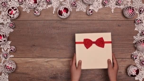 Κάτοψη Του Χέρια Άνοιγμα Χριστουγεννιάτικο Δώρο Στο Εσωτερικό Εποχιακά Καρέ — Αρχείο Βίντεο