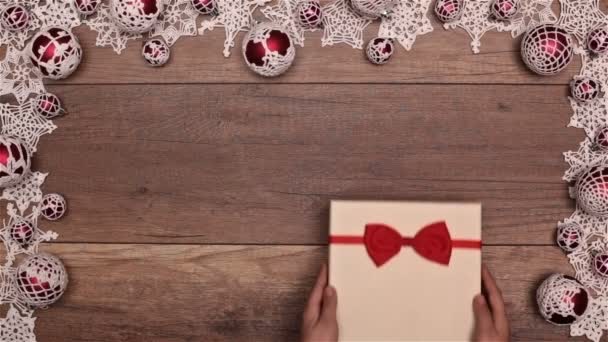 Vista Superior Mãos Abrindo Presente Natal Forma Doces Coração Quadro — Vídeo de Stock