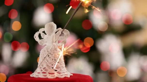 Primo Piano Natale Angelo Che Tiene Sparkler Rotante Sfondo Luci — Video Stock