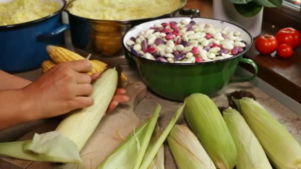 女性手的特写碾米和清洁餐桌上的甜玉米棒子 — 图库视频影像