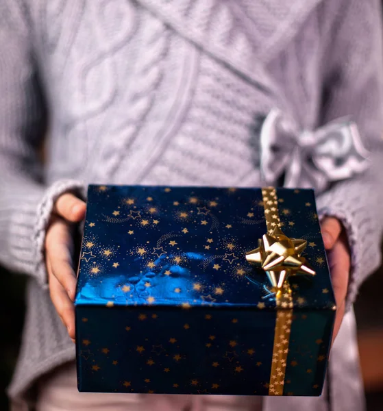 Handen aanbieden mooi verpakt geschenk — Stockfoto