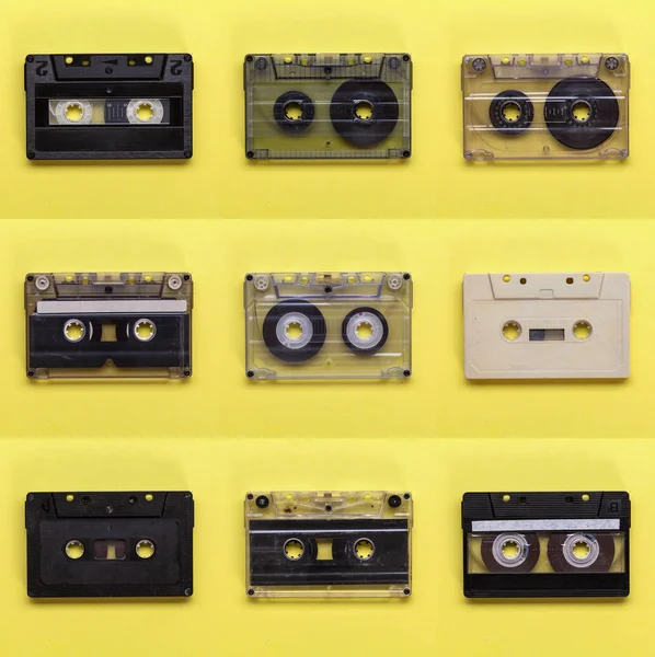 Cintas de casete de música retro sobre fondo amarillo — Foto de Stock