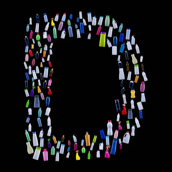 Буква D из пластиковых бутылок для отходов — стоковое фото