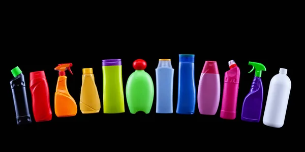 Bottiglie di plastica colorate in colori arcobaleno — Foto Stock
