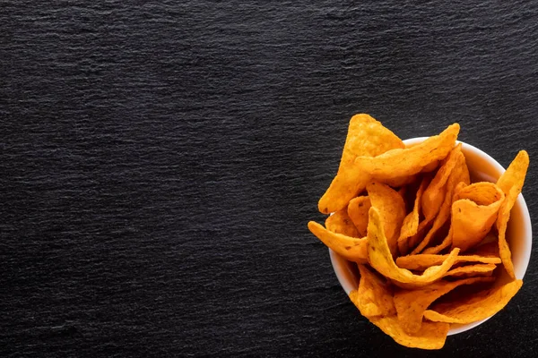 Tortilla Chips Kleiner Portionstasse Auf Schwarzem Schieferhintergrund Ansicht Von Oben — Stockfoto