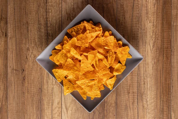 Köstliche Tortilla Chips Auf Einem Rechteckigen Teller Nahaufnahme Appetitanregender Würziger — Stockfoto