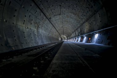 Beton metro istasyonu