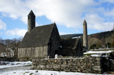 Ortaçağ manastır karmaşık Glendalough kışın. İrlanda.