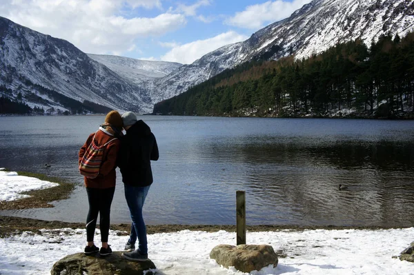 Dağ Gölü kıyısında iki kişi. Üst Lake.Glendalough.Wicklow Mountains.Ireland.