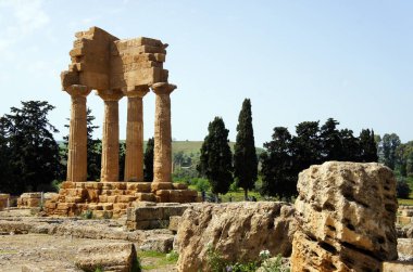 Tapınaklar vadisinde antik Yunan tapınağı kalıntıları. Agrigento. Sicilya. Tapınak Castor ve Pollux Dioscuri.
