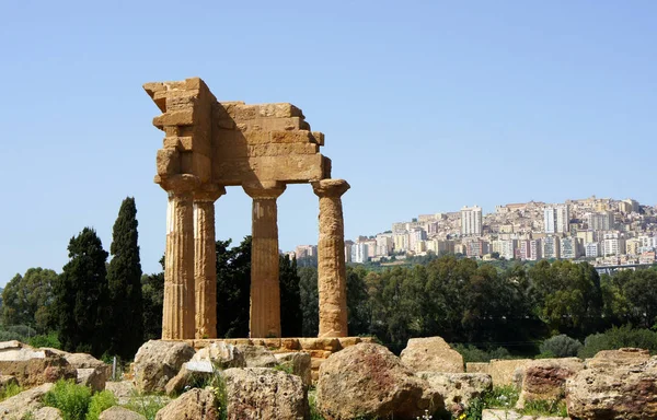 Tapınaklar vadisinde antik Yunan tapınağı kalıntıları. Agrigento. Sicilya. Tapınak Castor ve Pollux Dioscuri.