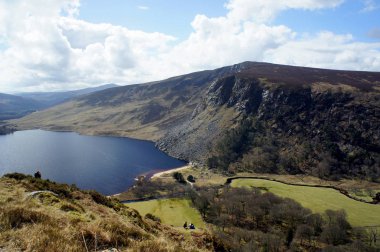 Göl Tay bahar günü içinde. Luggala veya süslü Mountain.Ireland.