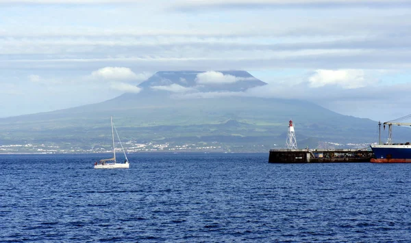Pico volkan zirveye bulutlarda gizler. Faial Adası görüntülemek.